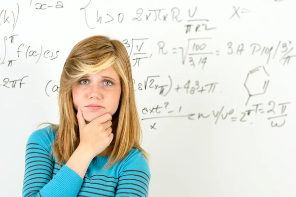 Aluno desesperado menina frente de matemática bordo — Fotografia de Stock
