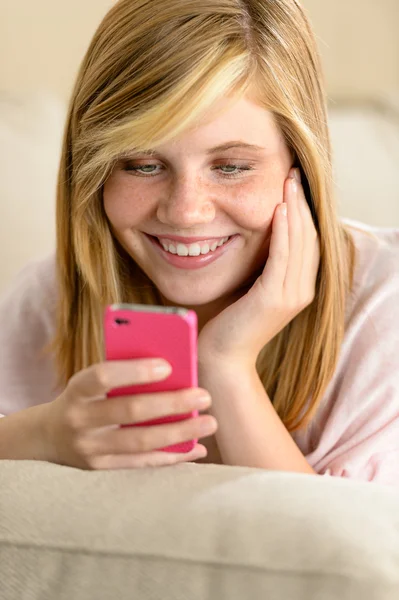 幸せな 10 代の少女の愛の sms を受信します。 — ストック写真