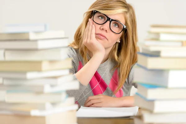Unatkozó diák lány verem a könyvek között Stock Fotó