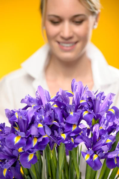 Púrpura primavera íris flores mulher — Fotografia de Stock