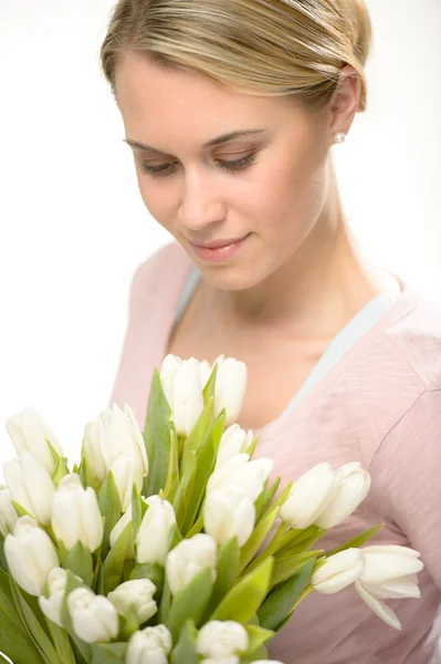 Όμορφη γυναίκα, κοιτάζοντας προς τα κάτω λουλούδια τουλίπα λευκό — Φωτογραφία Αρχείου
