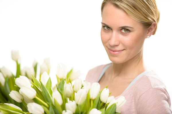 Mulher romântica com buquê de tulipa branca — Fotografia de Stock