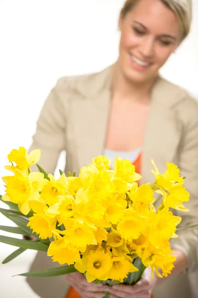 Amarelo primavera narciso mulher no fundo — Fotografia de Stock