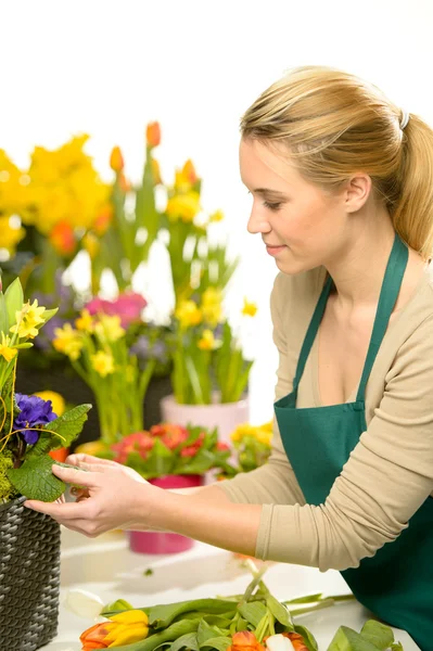 花店安排丰富多彩的春天的花朵 — 图库照片