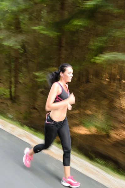 Mujer joven corriendo al aire libre movimiento borroso — Foto de Stock