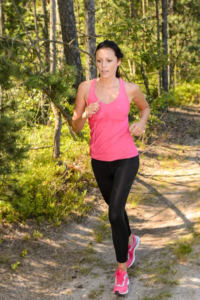 Athlète femme courir à travers l'entraînement forestier — Photo