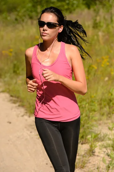 Sportlerin beim Lauftraining an sonnigem Tag — Stockfoto