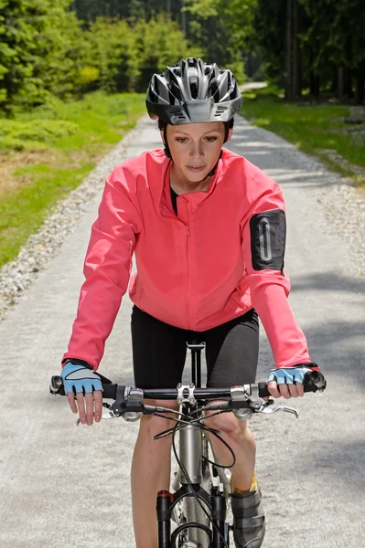 Mulher andar de bicicleta de montanha ensolarado caminho rural — Fotografia de Stock