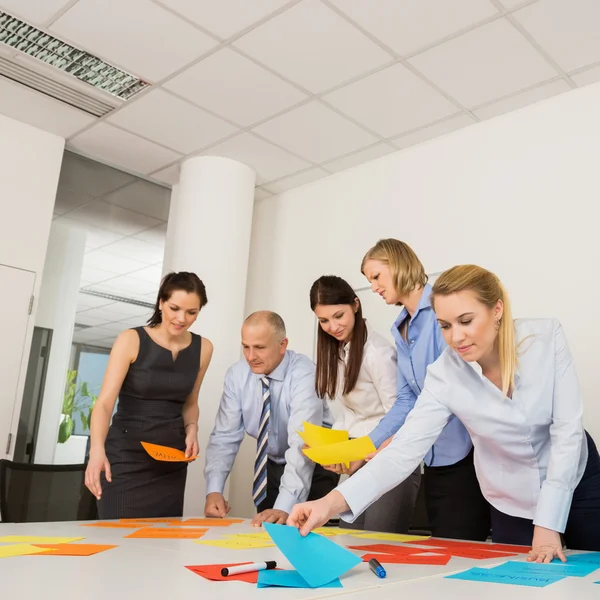 Colegas de negocios discutiendo etiquetas — Foto de Stock