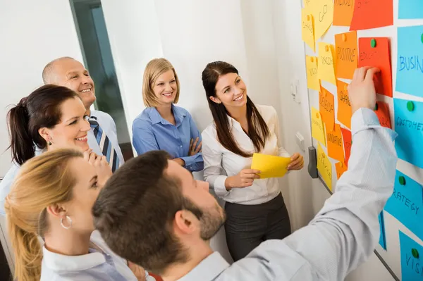 Affärsman förklarar etiketter på whiteboard — Stockfoto