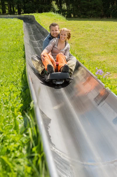 Casal feliz desfrutando Alpine Coaster Luge — Fotografia de Stock