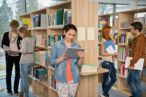 Studentin mit Tablet in Bibliothek — Stockfoto