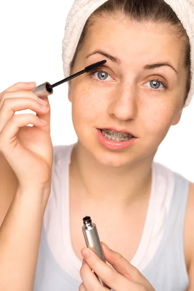 Flicka med tandställning tillämpa mascara — Stockfoto