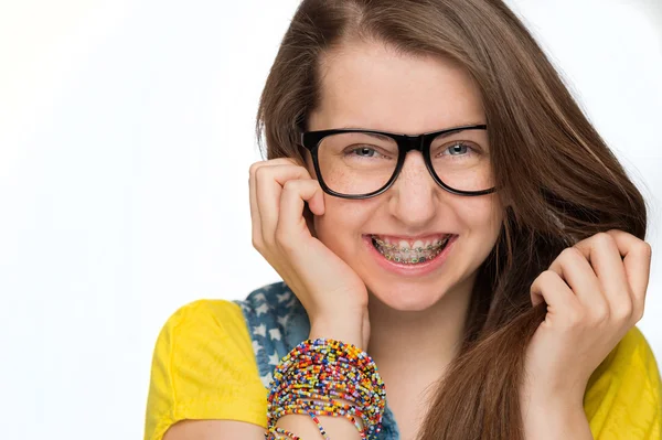 Lány, nadrágtartó, geek szemüveg — Stock Fotó