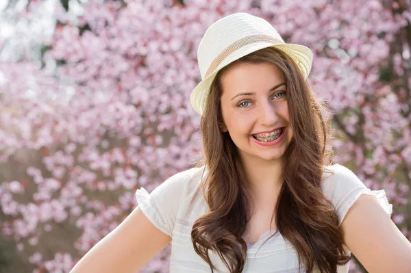 Meisje dragen hoed romantische lente — Stockfoto