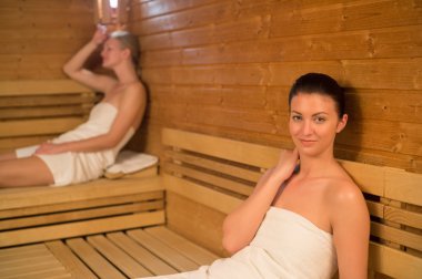 Saunada dinlenen kadın