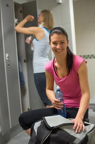 Frau in der Umkleidekabine des Fitnessstudios — Stockfoto