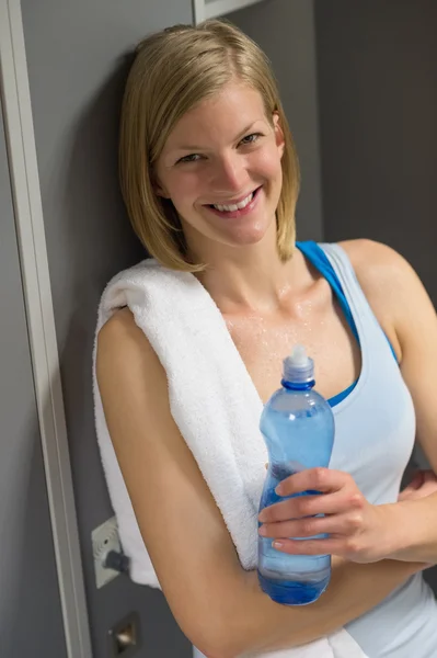 Femme dans les vestiaires à la salle de gym — Photo