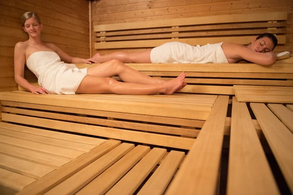 Mulheres relaxando na sauna — Fotografia de Stock