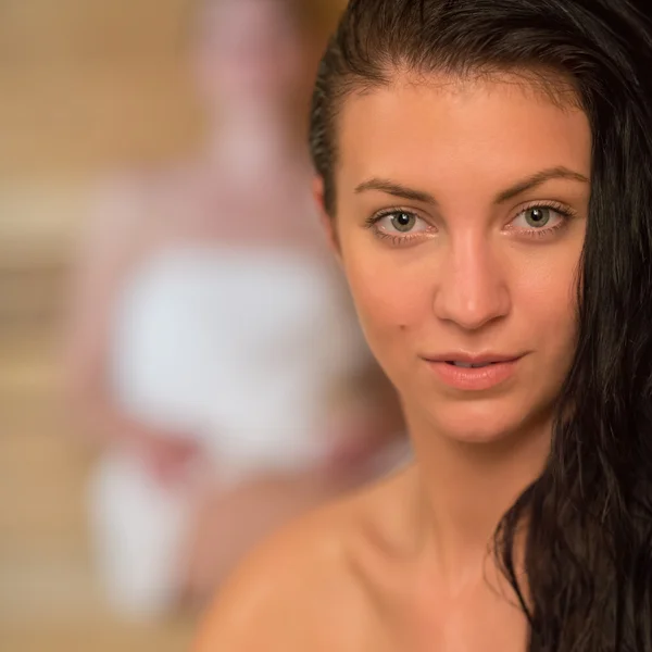 Jonge vrouw in sauna — Stockfoto