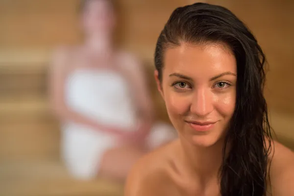 Femme en sueur dans le sauna — Photo