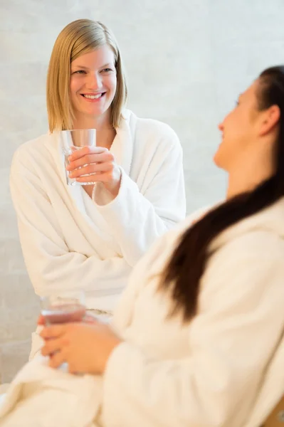 Women drink water at spa — Stock Photo, Image