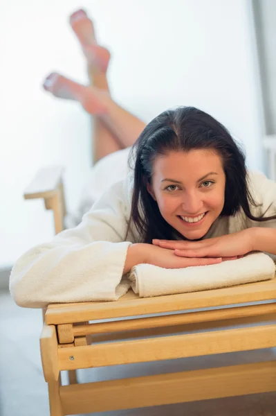 Mulher relaxante na cama no spa — Fotografia de Stock