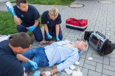 Acil durum ekibi FirstAid hastaya verilmesi