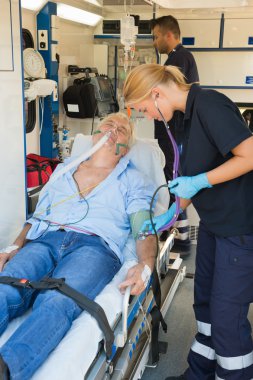 paramedikal takım muayene hasta sedye üzerinde