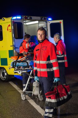 hasta ile takım yardımcı sağlık görevlisi yaralandı