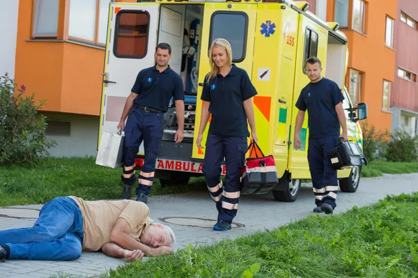 Los paramédicos llegan al hombre inconsciente —  Fotos de Stock