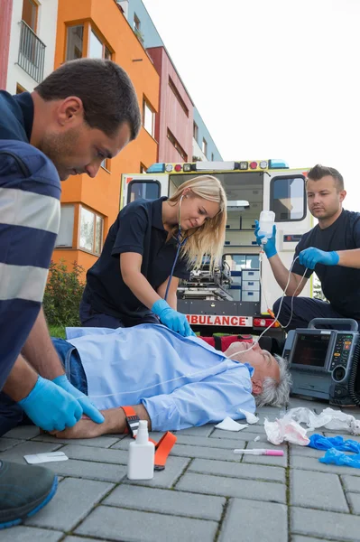 Equipe de emergência ajudando o paciente ferido — Fotografia de Stock