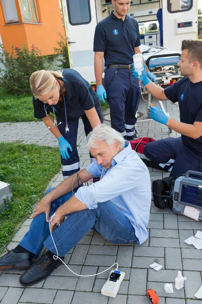 Équipe d'urgence donnant de l'aide à l'homme — Photo