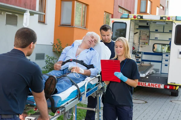 Equipo de emergencia asistiendo al hombre herido —  Fotos de Stock