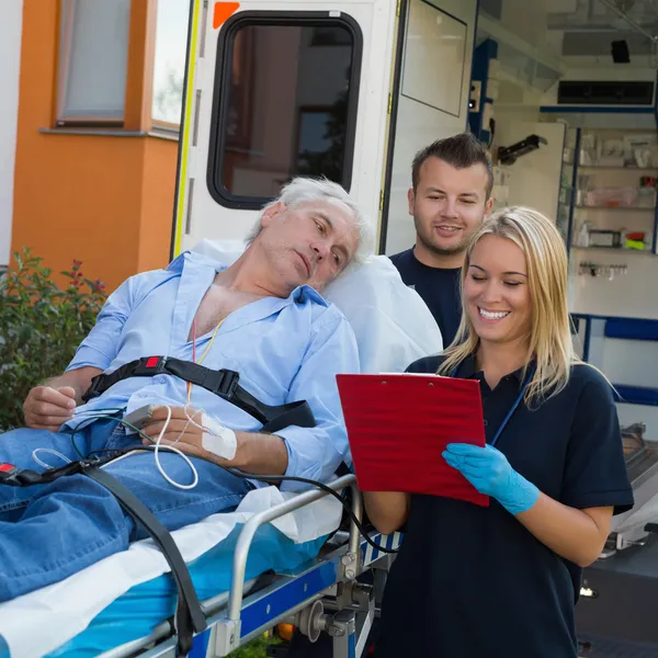 Notfallteam behandelt Patientin auf Trage — Stockfoto