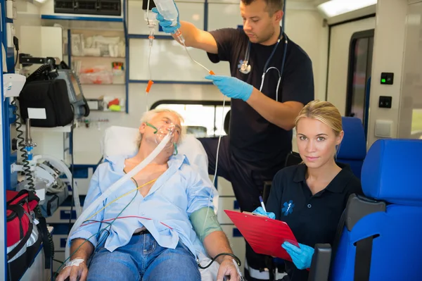 Paramedicus behandelen gewond patiënt met ambulance — Stockfoto