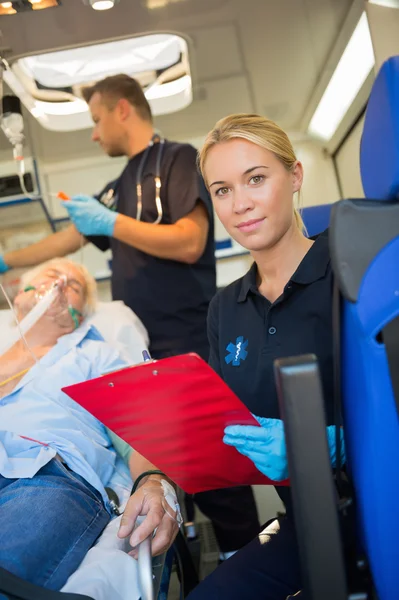 Sanitäter helfen Patient im Rettungswagen — Stockfoto