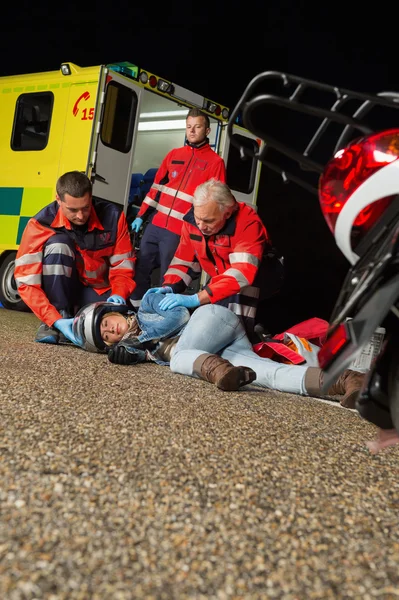 Equipe de emergência ajudando motorista ferido — Fotografia de Stock