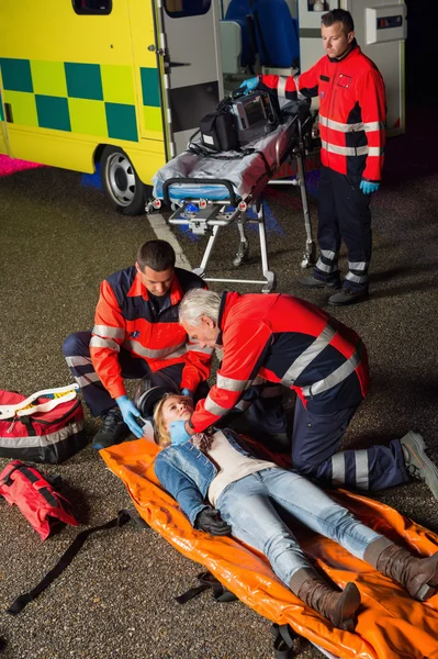 Emergency team helping injured driver — Stock Photo, Image