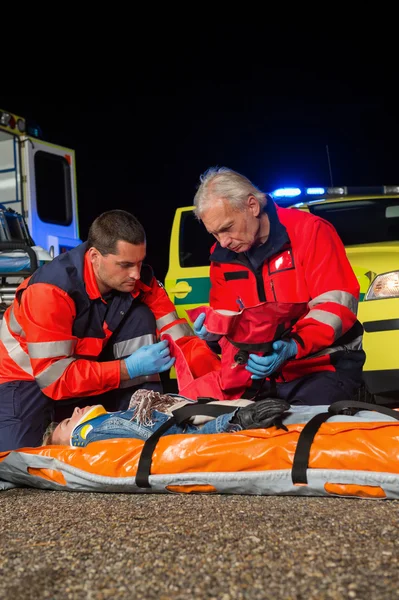 Equipo paramédico dando primeraayuda a la mujer lesionada — Foto de Stock