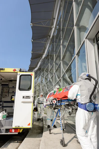 Equipo HAZMAT con camilla en ambulancia —  Fotos de Stock