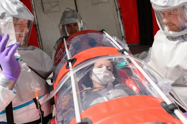 Tehlikeli madde ekibi ile hastanın sedye üzerinde — Stok fotoğraf