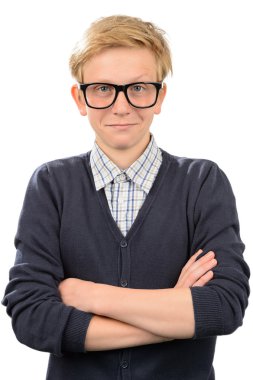 Geek gözlüklü inek çocuk