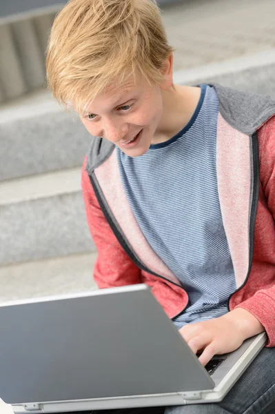 Estudante adolescente usando laptop — Fotografia de Stock