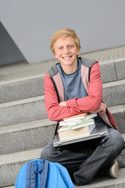 Student med böcker och laptop — Stockfoto