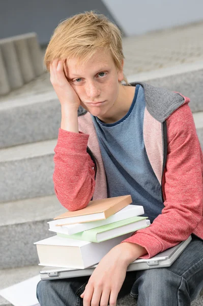 Aburrido estudiante chico con libros — Foto de Stock