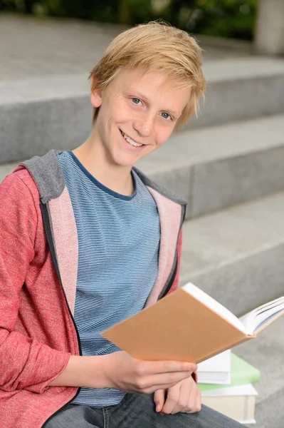 Teenage boy studying on stairs — Stock Photo, Image