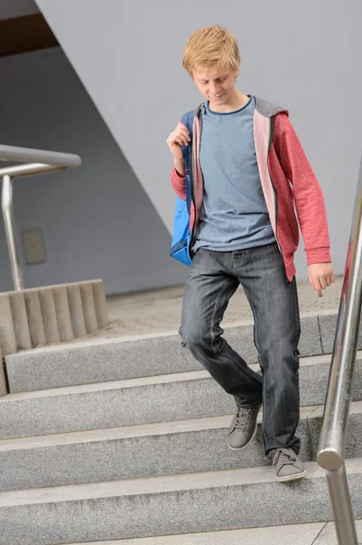 Studentské chlapec šel po schodech — Stock fotografie