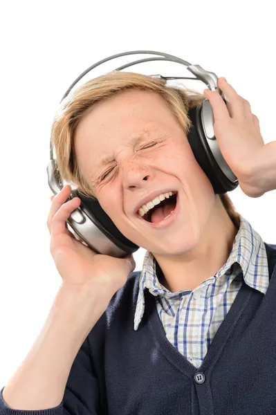 10 代の少年は、ヘッドフォンから音楽を楽しむ — ストック写真