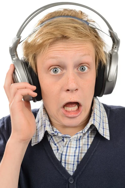 Шокированный мальчик слушает музыку — стоковое фото